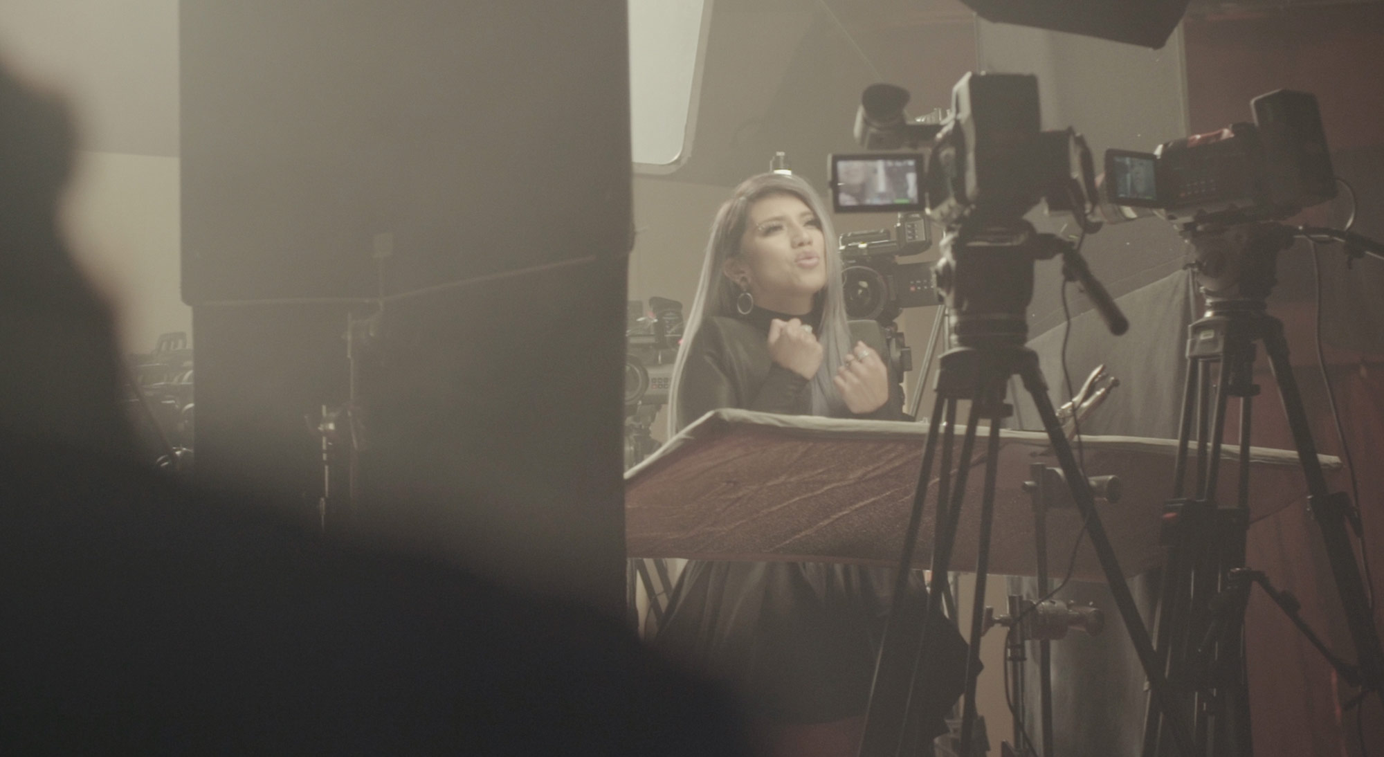 格莱美获奖歌手Kirstin Maldonado新单曲《Naked》MV采用15台Blackmagic摄影机拍摄