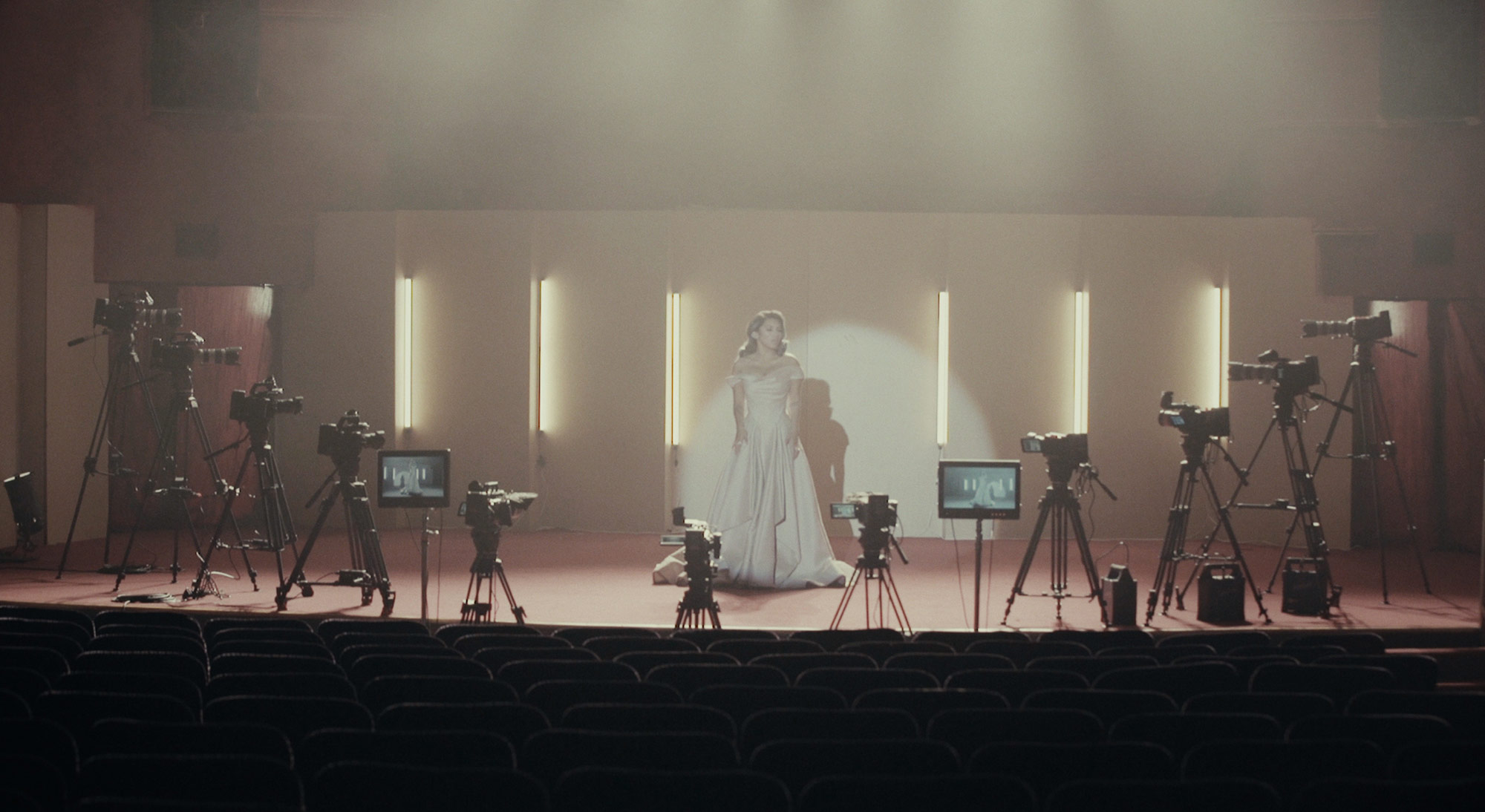 格莱美获奖歌手Kirstin Maldonado新单曲《Naked》MV采用15台Blackmagic摄影机拍摄